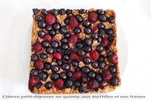 Recette Gâteau petit déjeuner au quinoa, aux myrtilles et aux fraises (vegan)