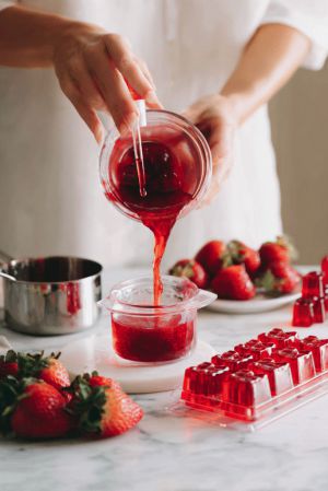 Recette Craft Your Own Healthy Strawberry Gummy Bears at Home