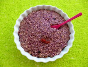 Recette Bowl cake cru détox avoine-orge-quinoa-hibiscus-sureau-goji (diététique, sans beurre ni oeuf ni sucre ajouté et riche en fibres)