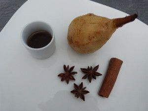Recette Poire Pochée aux Epices et sa Sauce Chocolat à la Fêve Tonka