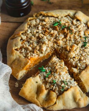 Recette Tarte salée vegan à la courge et au crumble de sarrasin