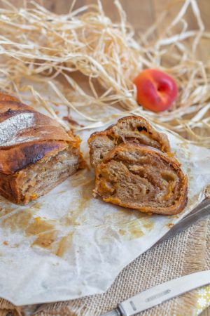 Recette Pain brioché torsadé aux abricots, amandes et fleur d'oranger (vegan)