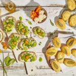 Recette Tartines au chèvre frais, fève et petit pois et madeleines au parmesan et à la sauge