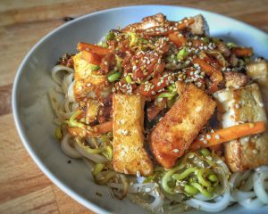 Recette Nouilles de riz sautées aux carottes et tofu snacké