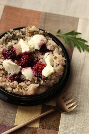 Recette Seolgi: dessert coréen de riz cuit vapeur mûres, armoise coréenne et fromage frais