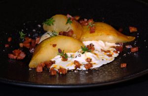 Recette Poires rôties à la burrata, miel épicé et chorizo