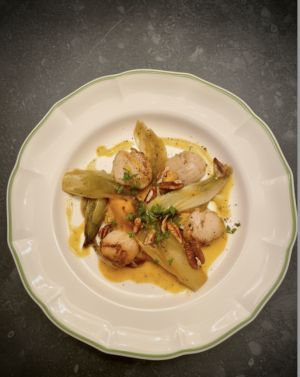 Recette Saint-Jacques snackées, beurre d’agrumes et passion, purée de potimarron et endives braisées à l’orange