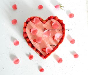 Recette Coeur de Rose d'après Christophe Felder : pâte sucrée, frangipane et morceaux de fraises, palet fraise rose, crème légère à la rose
