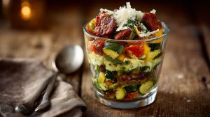 Recette Verrine légumes poêlés, chorizo croustillant et parmesan