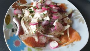 Recette Salade truite fumée-fenouil-oignon rouge-radis- feta