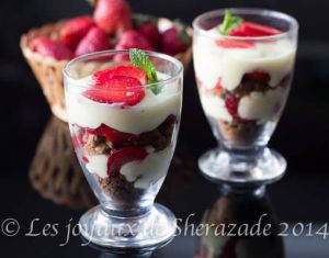 Recette Dessert facile en verrine / crème aux fraises façon crumble