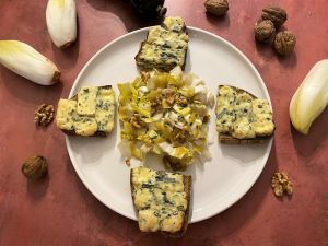 Recette Salade d’endives aux noix et tartines de Fourme d’Ambert