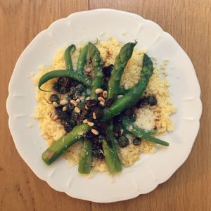 Recette Salade d’asperges vertes et haricots verts, vinaigrette raisins, câpres et pignons
