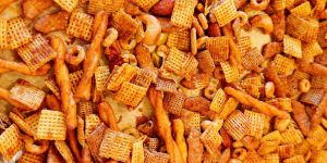 Recette This Sweet and Smoky Party Mix Is the Ultimate Holiday Snack