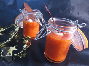Recette Soupe glacée de poivron tomate, quenelle de fromage frais au citron, pétale d'olive