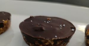 Recette Bouchées gourmandes aux dattes, beurre de cacahuètes et chocolat
