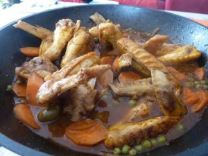 Recette Tajine d'ailerons de poulets aux carottes, petits pois et pruneaux