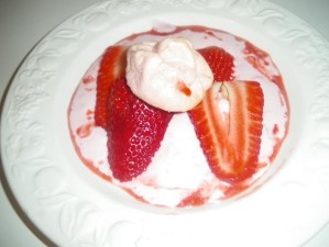 Recette Fraises à la mousse de fraise glacé, au coulis de fraises et à la meringue