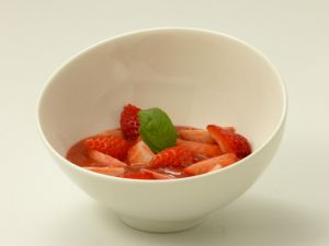Recette Nage de fraises sur soupe de fraises au basilic