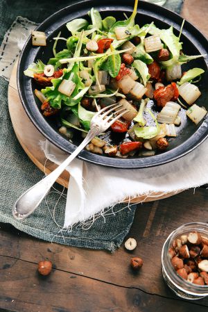 Recette Salade de côtes de blettes sautées à l'ail, tomates confites et noisettes