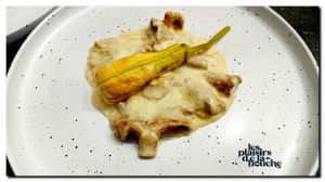 Recette Fleur de courgette farcie au poulet sauce aux girolles