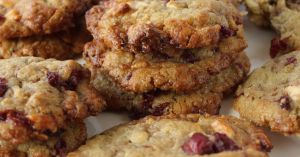 Recette Cookies au thé matcha, chocolat blanc et cerises : un réconfort gourmand pour les jours froids