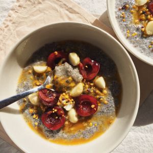 Recette Porridge de chia & lait de coco aux cerises, passion & macadamia