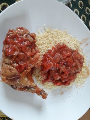 Recette Cuisses de poulet aux tomates et aux oignons