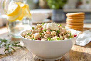 Recette Il met cet ingrédient improbable dans sa salade de thon… le goût est incroyable !