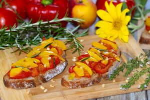 Recette Tartines à la fondue de légumes d’été, poivrons et pêches