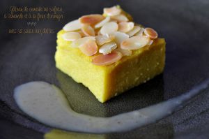 Recette Gâteau de semoule au safran, à l’amande et à la fleur d’oranger avec sauce aux dattes