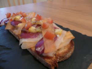 Recette Tartine au beurre de truffe, courgette jaune grillée, magret de canard fumé, carotte et tomate crue : Pollette raconte