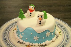 Recette Gâteau décoré en pâte à sucre avec des bonhommes de neige