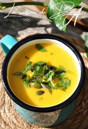 Recette Soupe de butternut, céleri, pois cassés au fromage frais à l'ail