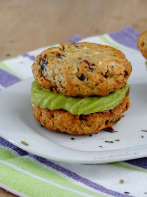 Recette Sandwichs de cookies au thé vert, dattes et coriandre fourrés à la crème d’avocat { Battle Food # 18 }