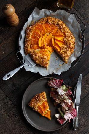 Recette Tarte rustique au butternut, fromage de chèvre et dattes