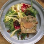 Recette Terrine de faisan aux champignons et pistaches, salade de jeunes pousses et raisins secs
