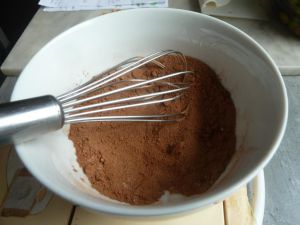 Recette Petit gâteaux peu sucrés à l'épeautre et aux noix, sans cuisson, garni de sauce au chocolat