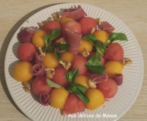 Recette Salade de billes de melon et pastèque au jambon cru et noix