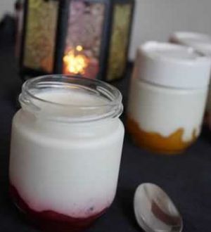 Recette Yaourts maison à la vanille sur lit de fraises ou d’abricots