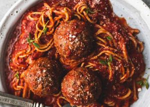 Recette Meilleure recette de sauce à spaghetti et boulettes de viande à la mijoteuse!