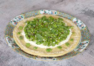 Recette Tarte verte  (petits pois et fèves) au fromage de chèvre frais et pecorino-pâte à l'huile d'olive au sésame