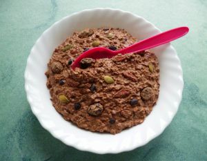 Recette Avoine bowl végétalien chanvre-cranberries-goji-figues-fraises-chia-fèves de cacao (cru, protéiné, diététique, riche en fibres)
