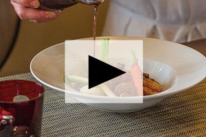 Recette VIDEO – Kevin Breugnot – La pintade en deux façons dans son pot au feu aux légumes du jardin et bouillon gourmand – Côté Mas à Montagnac