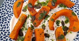 Recette Courge  butternut rôtie, Yaourt au piment et sauce à la coriandre