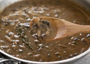 Recette Recette facile de sauce gravy aux herbes et champignons!