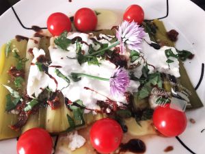 Recette Poireaux vinaigrette burrata, tomates séchées et crème balsamique