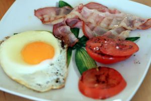 Recette Promenade En Grande Bretagne : Oeufs-Bacon-Tomates