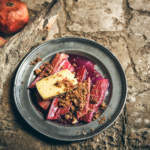 Recette Rhubarbe pochée et crumble croquant sur tomme de jersiaises