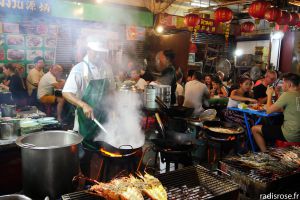 Recette Street food au marché de nuit à Chinatown à Bangkok